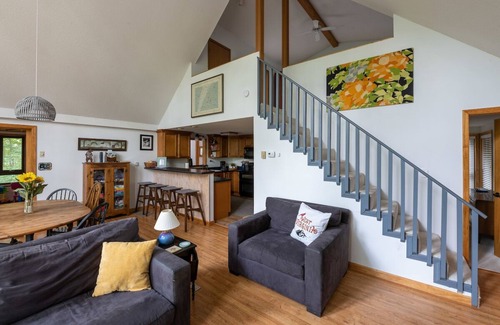 The Woods Cabin | Cozy & Colorful Cabin at The Woods Resort (pet friendly!)