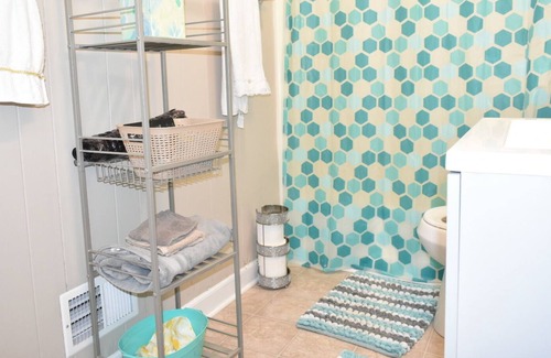 Greenville Apartment | Cozy Colorful Duplex 7min to Dwntn