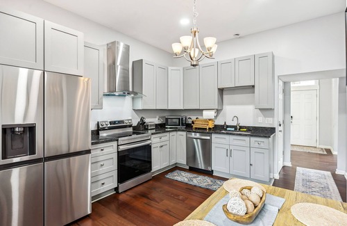 Weinland Park House | Cozy Columbus Escape Near OSU and Downtown – Sleeps 12 - Great for Game Days!