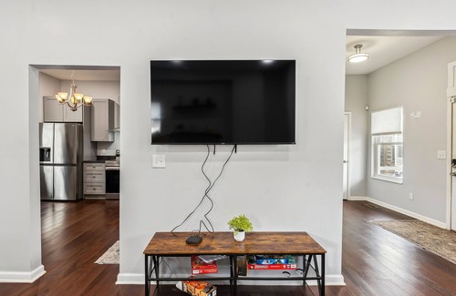 Weinland Park House | Cozy Columbus Escape Near OSU and Downtown – Sleeps 12 - Great for Game Days!