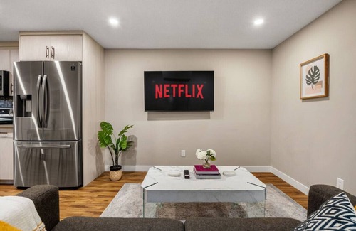 Calgary Apartment | Cozy & Comfortable 2 Bedroom Suite, Mins to Airport, NW Calgary.