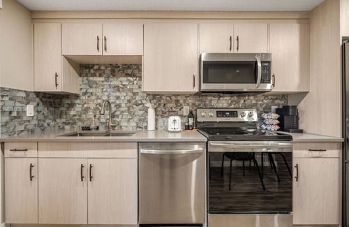 Calgary Apartment | Cozy & Comfortable 2 Bedroom Suite, Mins to Airport, NW Calgary.