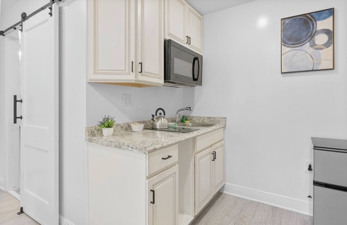 Wynnefield Apartment | Cozy Comfortable and Quiet Queen Suite