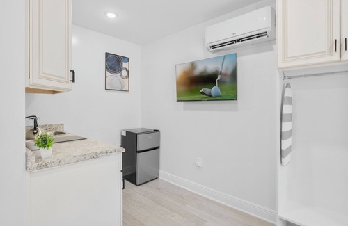 Wynnefield Apartment | Cozy Comfortable and Quiet Queen Suite