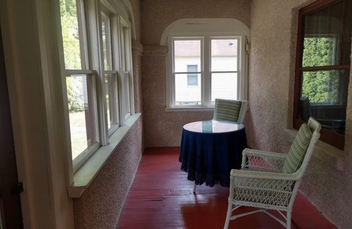 Amery House | Cozy, comfortable bungalow for your visit to Amery.