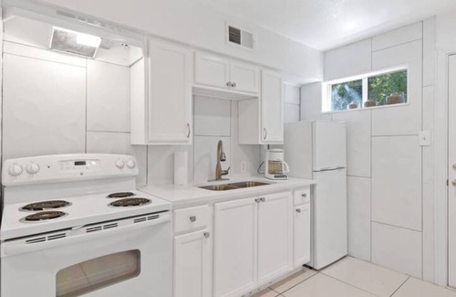 Oak Lawn Apartment | Cozy Comfortable Classic Oaklawn Apartment