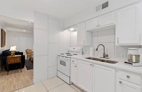Oak Lawn Apartment | Cozy Comfortable Classic Oaklawn Apartment