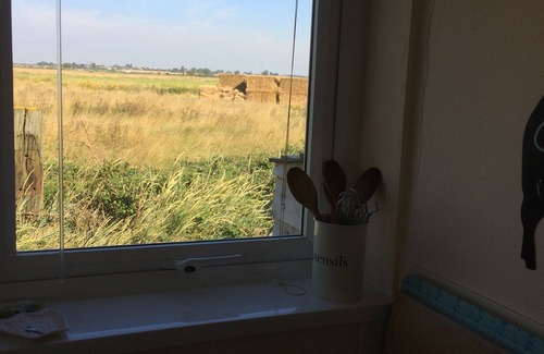 Clacton-on-Sea Ski Chalet | Cozy comfortable cottage by the sea and water, surrounded by fields and space