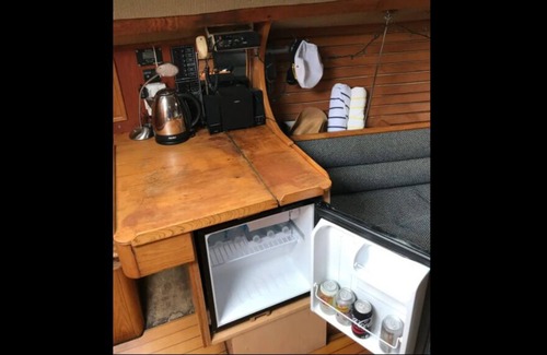 Belmar Boat Rental | Cozy, Comfy and Quaint Blue Sailboat