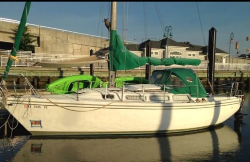 Belmar Boat Rental | Cozy, Comfy And Quaint Green Sailboat
