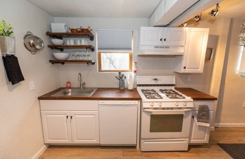 Mount Washington Cottage | Cozy & Comfy Cottage in the City - w/parking!
