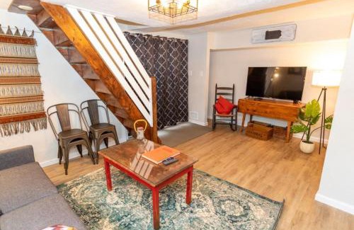 Mount Washington House | Cozy & Comfy Cottage in the City - w parking