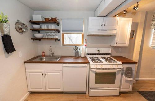 Mount Washington House | Cozy & Comfy Cottage in the City - w parking