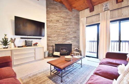 Mammoth Lakes House | COZY Condo at Canyon Lodge! Sleeps 8, a walk to Canyon Lodge