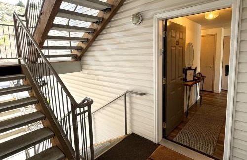 Chelan Apartment | Cozy Condo in Chelan with Balcony & Views