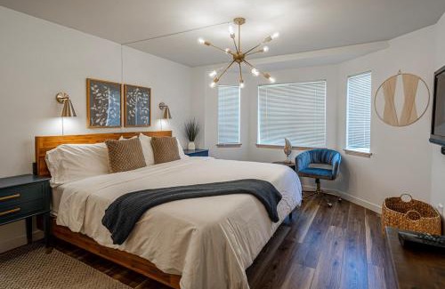 Chelan Apartment | Cozy Condo in Chelan with Balcony & Views