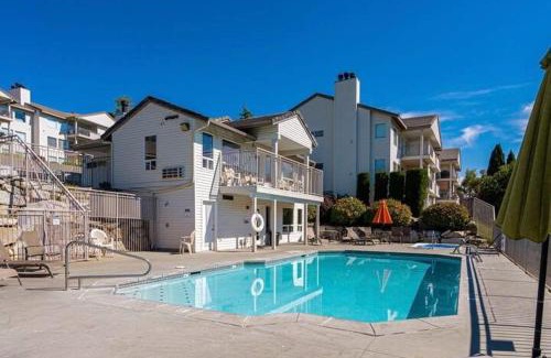 Chelan Apartment | Cozy Condo in Chelan with Balcony & Views