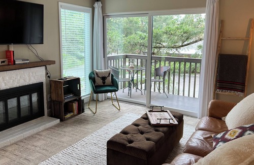 West Haven-Sylvan Condo | Cozy Condo in the Woods!