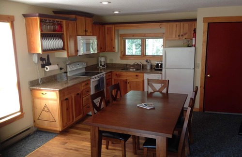 Carrabassett Valley Condo | Cozy Condo in Snowbrook Village With Pool and Free WiFi