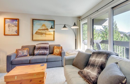 Big Sky Apartment | Cozy Condo with Balcony - Near Big Sky Resort!