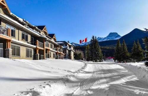 Copperstone Resort House | Cozy Condo With Hot Tub Gym and Underground Parking