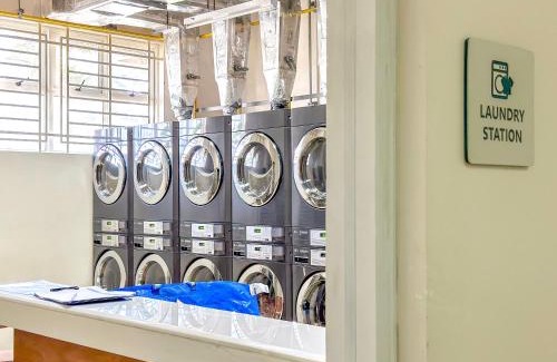 Kapitolyo Apartment | Cozy Condo with Netflix, Pool & Garden, Walk to Spas