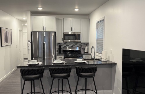 Lower Vailsburg House | Cozy & Contemporary 2 BD Apt Near Seton Hall University