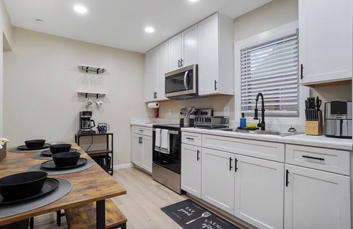 Akron House | Cozy contemporary 3-bedroom Heights house with WiFi and AC in Akron
