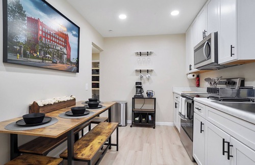 Akron House | Cozy contemporary 3-bedroom Heights house with WiFi and AC in Akron