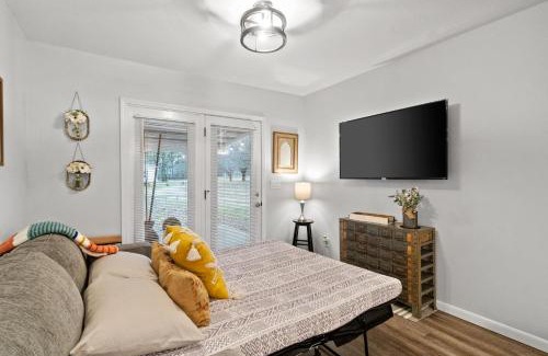 Clarksville House | Cozy Contemporary Cottage With Lit Covered Patio