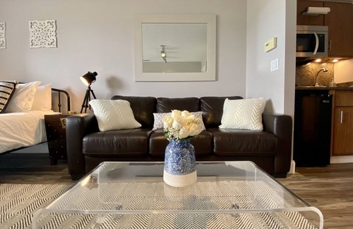 Acme Apartment | ☀ Cozy-Contemporary Lake-View Studio @ The Shores