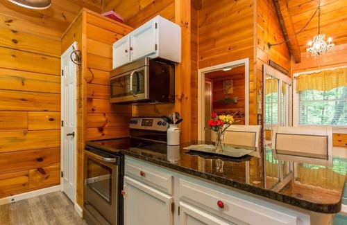 Gatlinburg - Pigeon Forge Cabin | Cozy/Convenient 2 PF Parkway/Screened In Porch