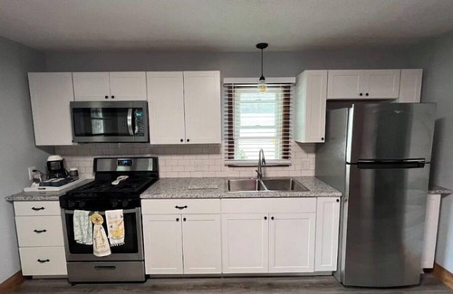 Tallmadge House | Cozy & Convenient 2BR House Perfect for Couples