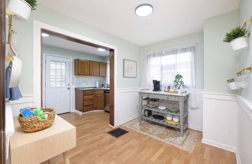Akron House | Cozy, Convenient Getaway 3Bd2Ba dog-friendly home in wonderful Akron, OH
