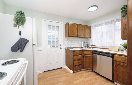 Akron House | Cozy, Convenient Getaway 3Bd2Ba dog-friendly home in wonderful Akron, OH