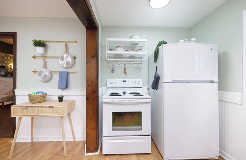Akron House | Cozy, Convenient Getaway 3Bd2Ba dog-friendly home in wonderful Akron, OH