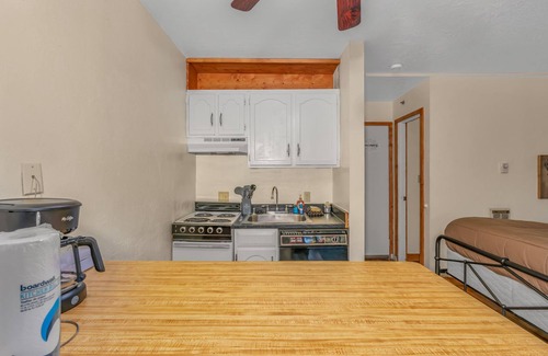 Yosemite West Condo | Cozy Corner Yosemite Studio Close to it All!