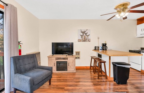 Yosemite West Condo | Cozy Corner Yosemite Studio Close to it All!