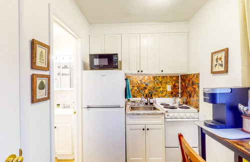 Bloomington House | Cozy corner apt in conveniently located fourplex - near downtown, university