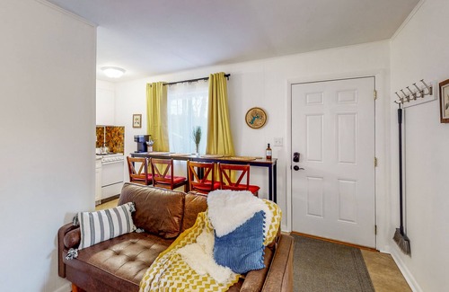 Bloomington House | Cozy corner apt in conveniently located fourplex - near downtown, university