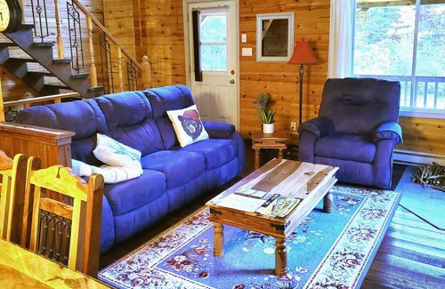 Mauricie Ski Chalet | Cozy Cottage by the Rivière du Loup. 100' of private access.