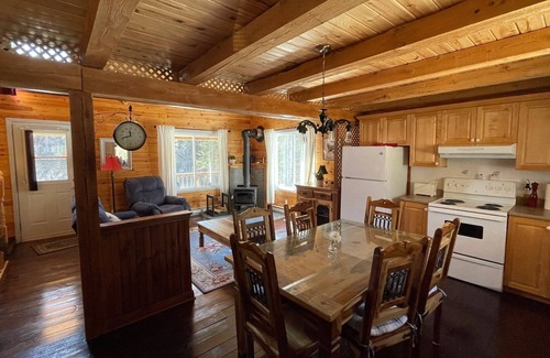 Mauricie Ski Chalet | Cozy Cottage by the Rivière du Loup. 100' of private access.