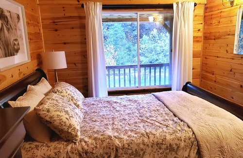 Mauricie Ski Chalet | Cozy Cottage by the Rivière du Loup. 100' of private access.