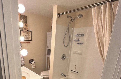 Washington Court House Cottage | Cozy cottage, pet & family friendly W/gym, courtyard, fire pit, office & more!