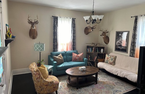 Washington Court House Cottage | Cozy cottage, pet & family friendly W/gym, courtyard, fire pit, office & more!