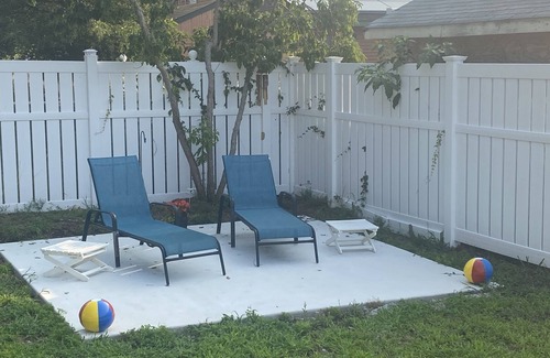 Villas Cottage | Cozy cottage 1 & a half blocks from bayside beach! Near dining, golf, dining.