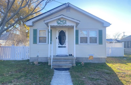 Villas Cottage | Cozy cottage 1 & a half blocks from bayside beach! Near dining, golf, dining.