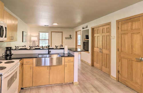 Cecil Cottage | Cozy Cottage < 1 Mile from Kindred Barn!