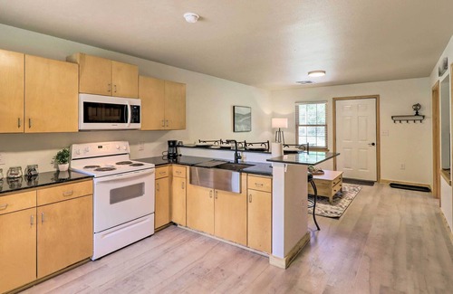 Cecil Cottage | Cozy Cottage < 1 Mile from Kindred Barn!