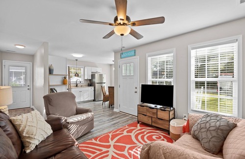 Tranquil Harbour Cottage | Cozy Cottage 10 min walk to the beach!